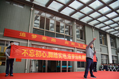 12月28日，嘉兴外国语学校举行以“红船风帆，向善而行”为主题的2019元旦文艺汇演。在这个寒意凛冽的冬季下午，嘉外全体师生沉浸在节日的欢腾中，共同迎接新年的到来。